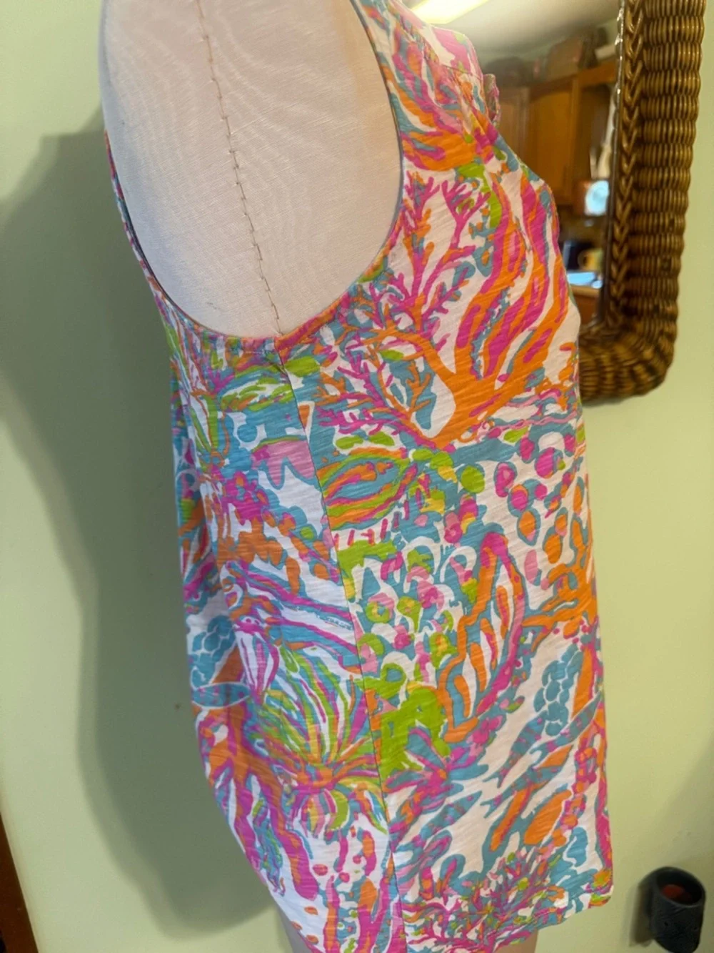 Lilly Pulitzer Sleeveless Printed V-Neck Women’s Top in Pink & Multicolor - Picture 2 of 6